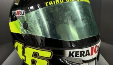 il casco di Valentino Rossi tra i pezzi pregiati