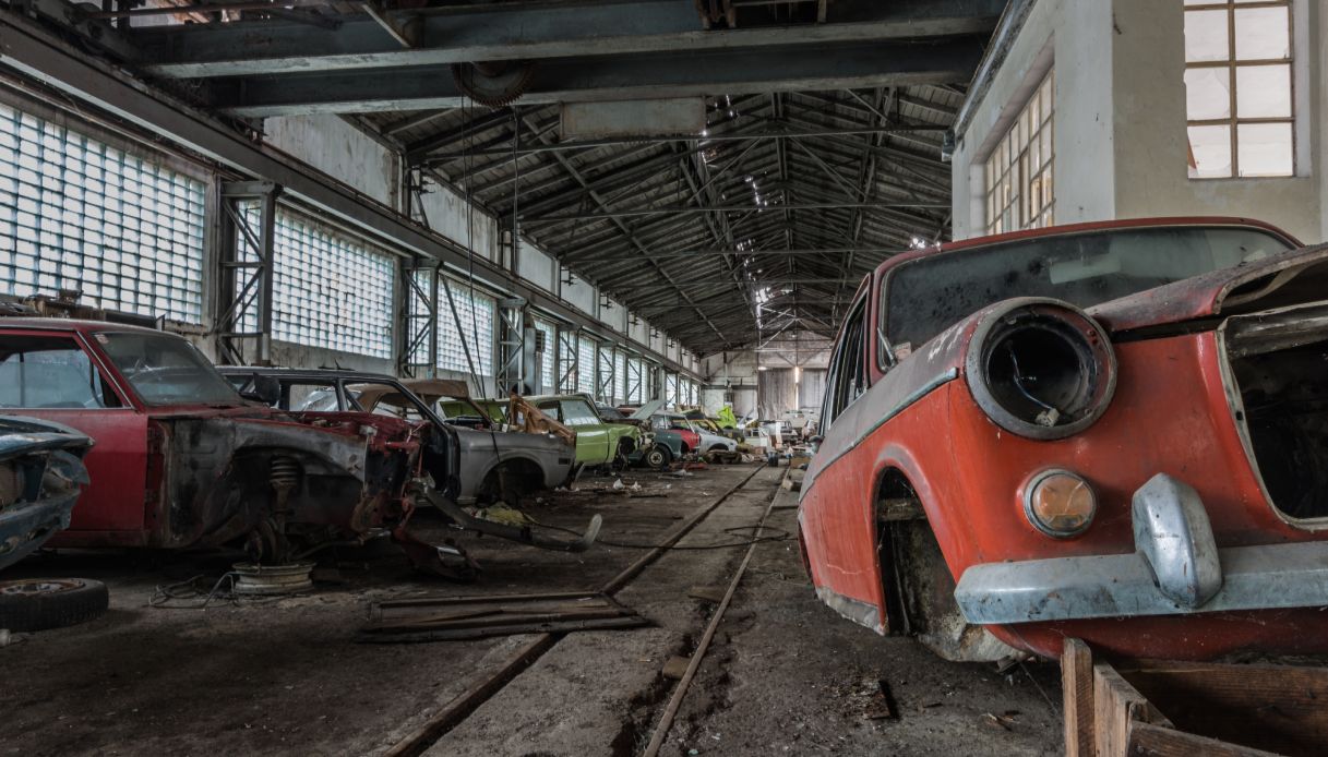 Scoperto un nuovo cimitero di auto abbandonate, tra loro anche gioielli unici