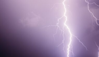 Il caso, auto elettrica colpita da tre fulmini non subisce danni