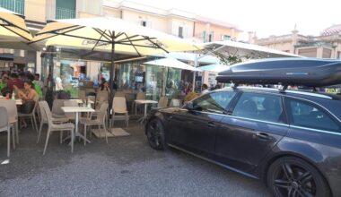 Turista piomba con l’auto in mezzo alla Passeggiata. Qualcosa è andato storto nella fase di parcheggio