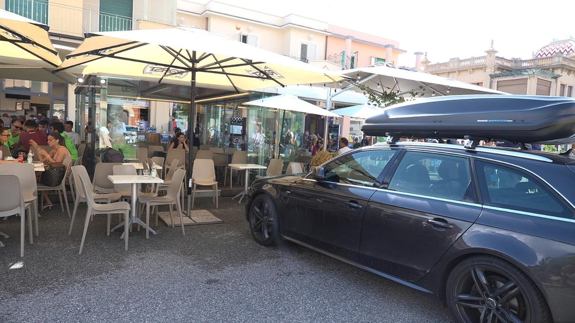Turista piomba con l’auto in mezzo alla Passeggiata. Qualcosa è andato storto nella fase di parcheggio