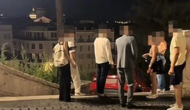 Roma, auto finisce sulla scala di Trinità dei Monti