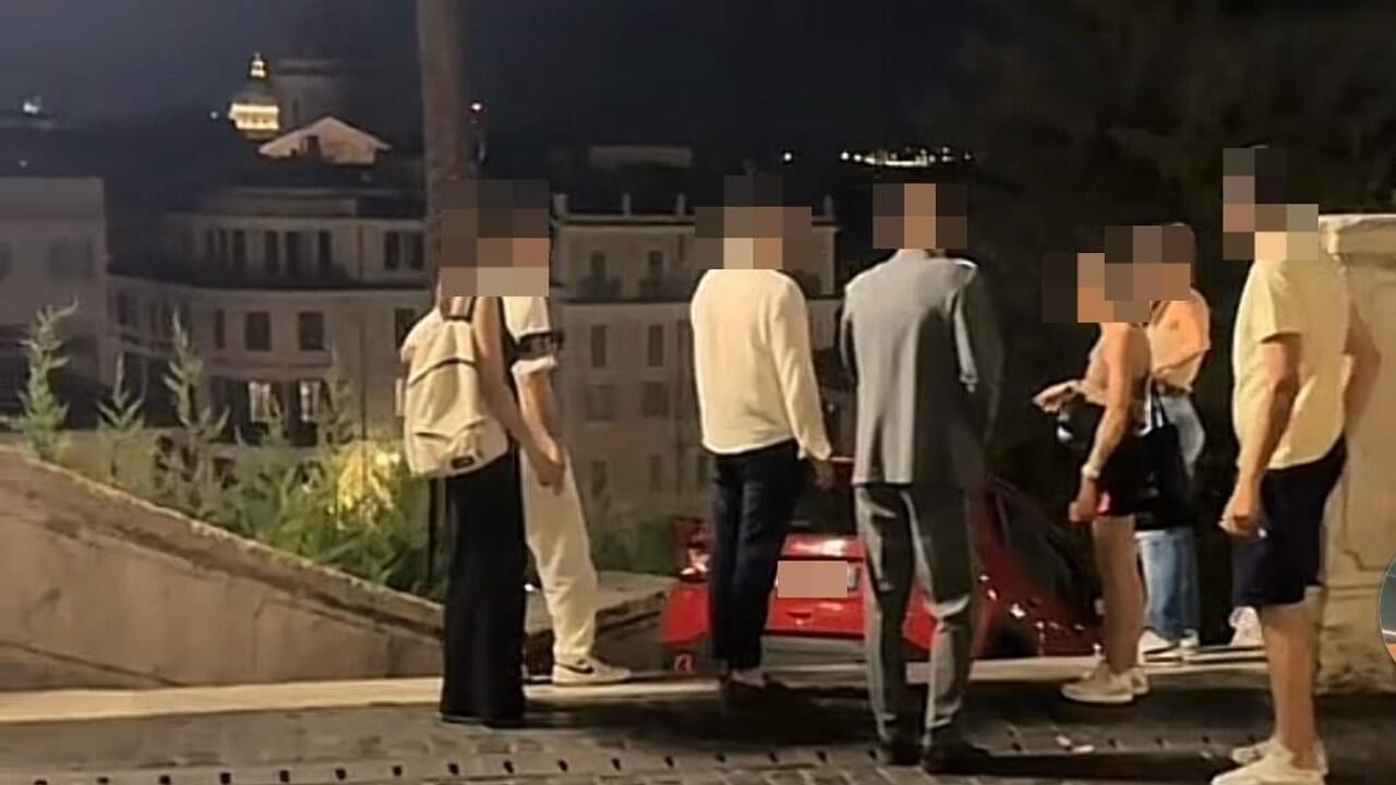 Roma, auto finisce sulla scala di Trinità dei Monti