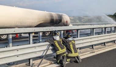 Autostrada A1, a fuoco autocisterna: autostrada ancora chiusa, in corso travaso Gpl