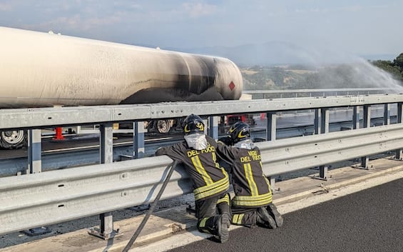 Autostrada A1, a fuoco autocisterna: autostrada ancora chiusa, in corso travaso Gpl