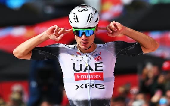 Vuelta 2025, Ayuso vince la settima tappa davanti a Frigo. Traen conserva maglia rossa