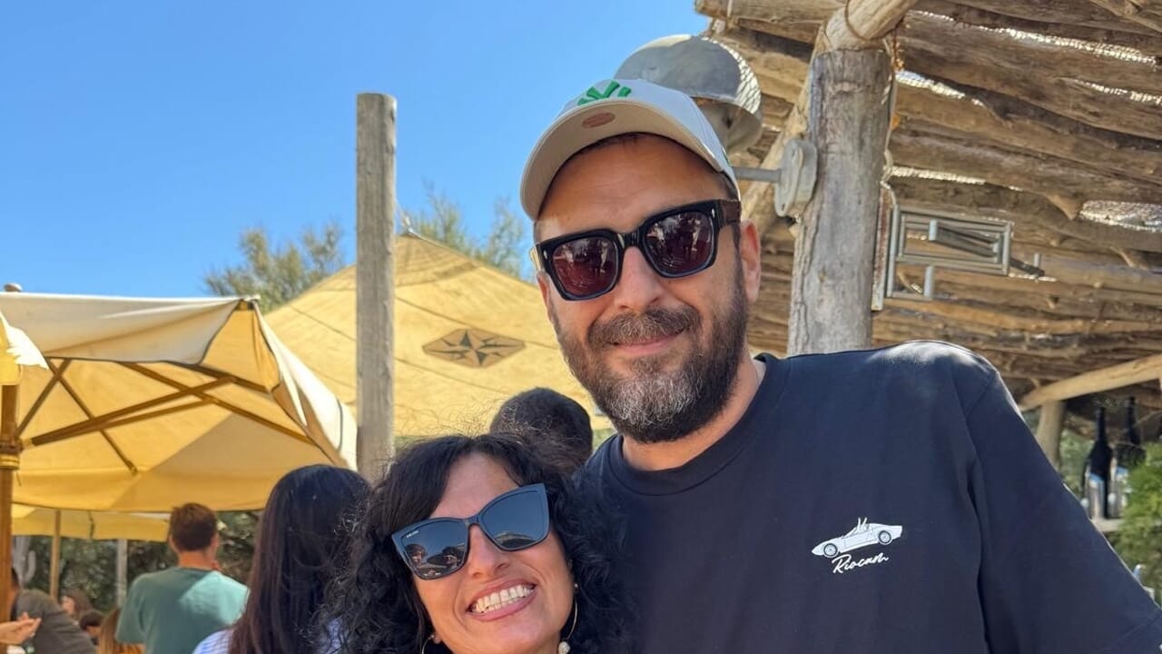 Sorpresa a Marina Romea, Cesare Cremonini e Valentino Rossi in spiaggia per una festa di compleanno