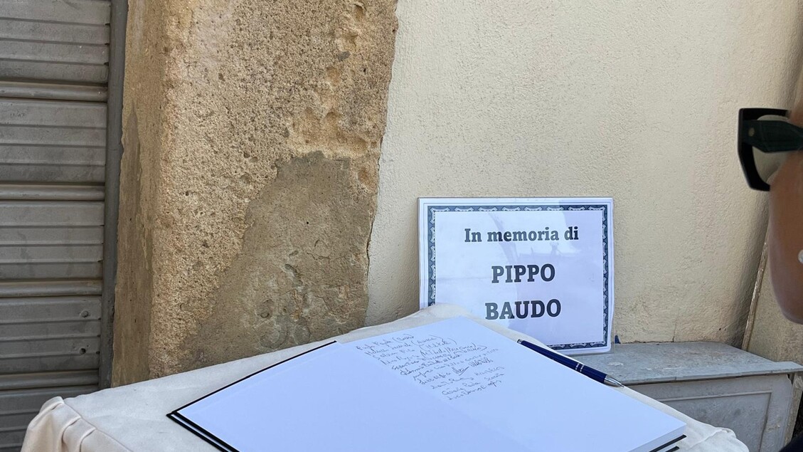 Pippo Baudo, aperta la camera ardente a Militello. Oggi i funerali - Tv