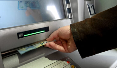 Nuove regole Ue per i prelievi bancomat: ora è la banca proprietaria dello sportello a decidere la… - Il Fatto Quotidiano