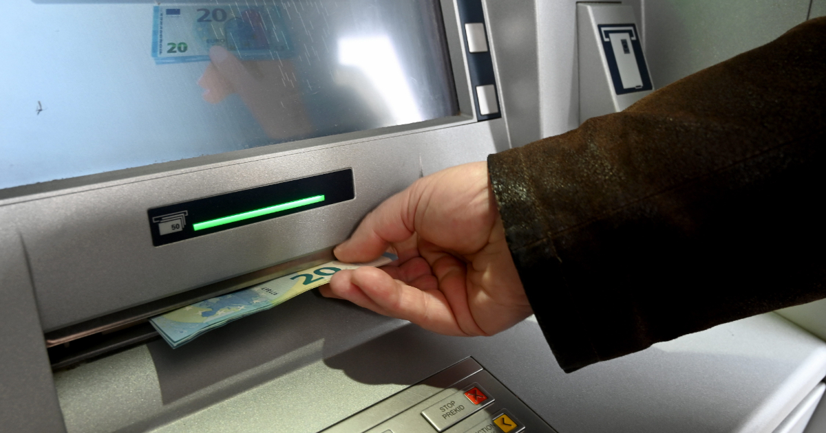 Nuove regole Ue per i prelievi bancomat: ora è la banca proprietaria dello sportello a decidere la… - Il Fatto Quotidiano