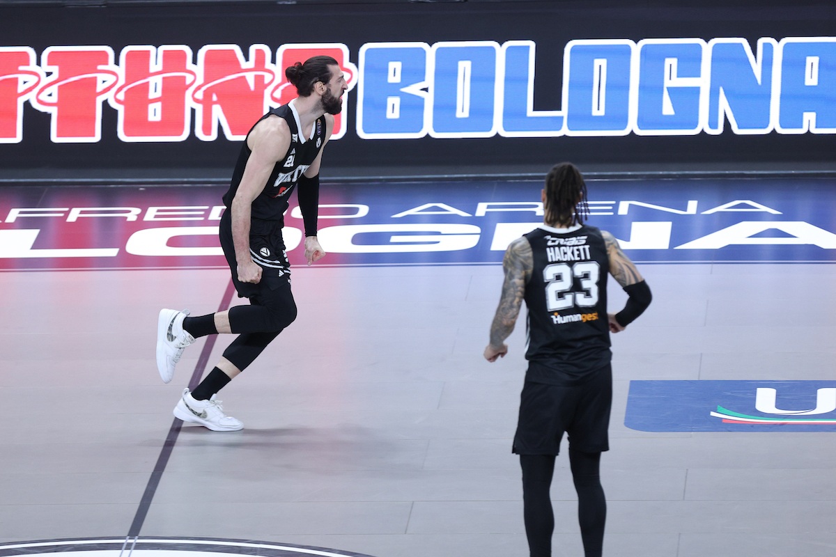Basket, la Virtus Bologna è in semifinale dopo una gara-5 epica contro Venezia