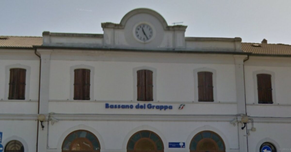 Professore accoltellato in strada a Bassano per sigaretta negata: fermato in stazione il presunto aggressore - Il Fatto Quotidiano