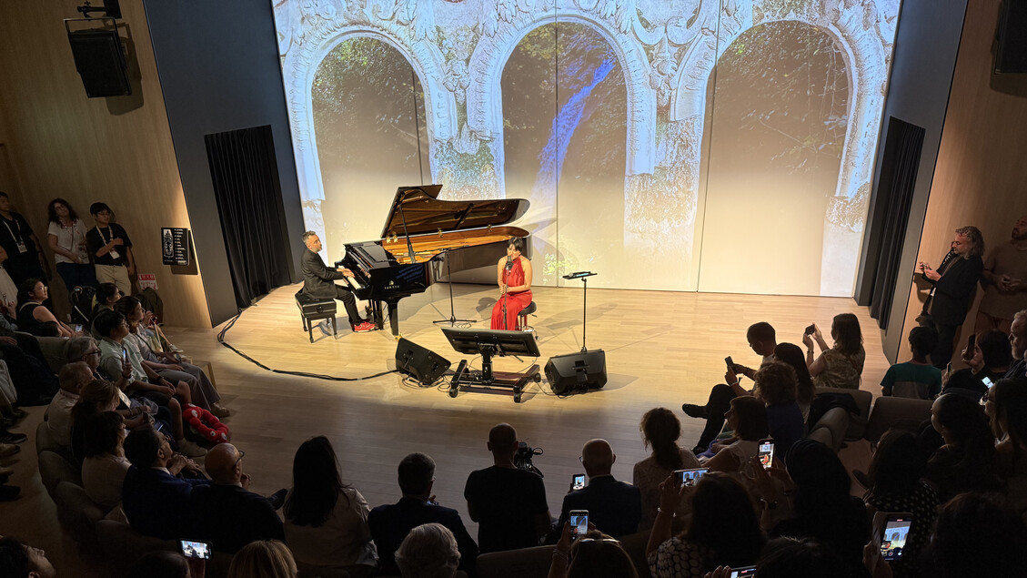 Standing ovation per Arisa, fa emozionare il Padiglione Italia - Rubriche