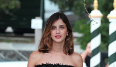 Benedetta Porcaroli con le scarpe anticate Prada e l'abito sfilato: il look neo bon ton al Festival di Venezia 2025