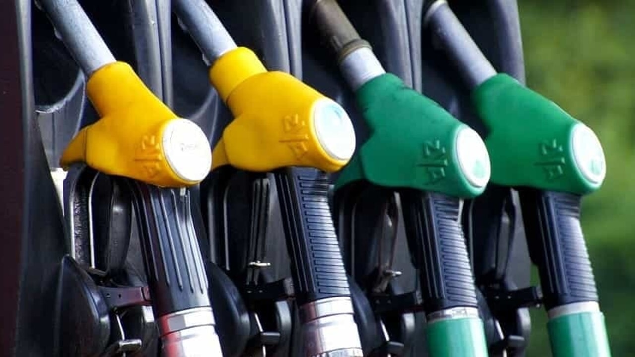 Carburante allungato e motori danneggiati, sequestrati duemila litri di gasolio ad un distributore