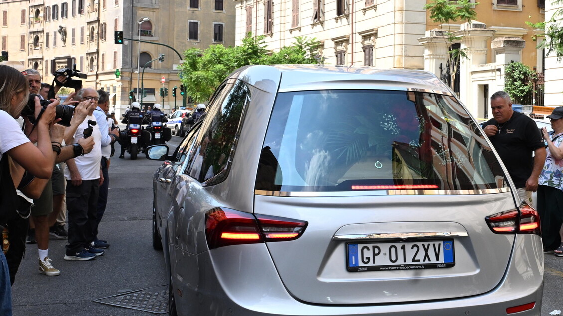 Chiusa la camera ardente, il feretro di Baudo verso la Sicilia - Tv