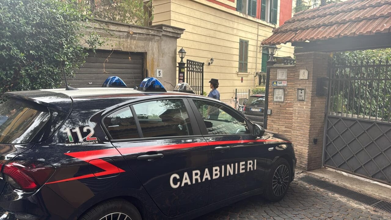 Cadavere sul tetto di un'autorimessa in via Cadolini, a Roma