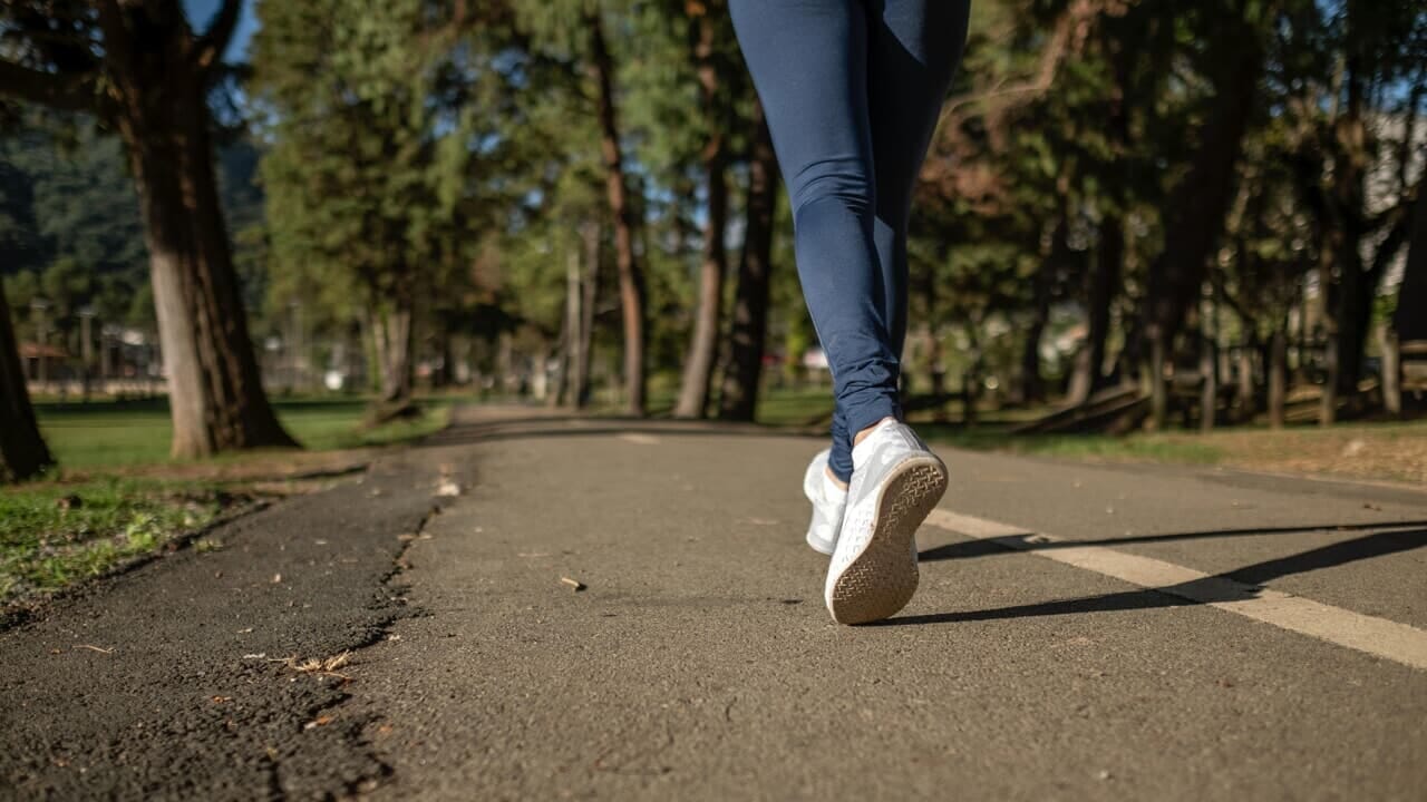 Quanti minuti camminare al giorno (e a quale ritmo) per ridurre il rischio di infarto