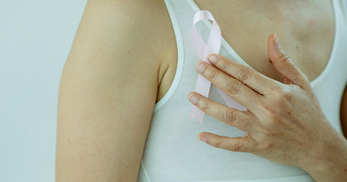 "Mi sono procurata il cancro al seno per colpa di queste 3 cose". L'influencer Stephanie Weeks scatena l’ira (giustificata) dei medici: "Parole insensate e pericolose"