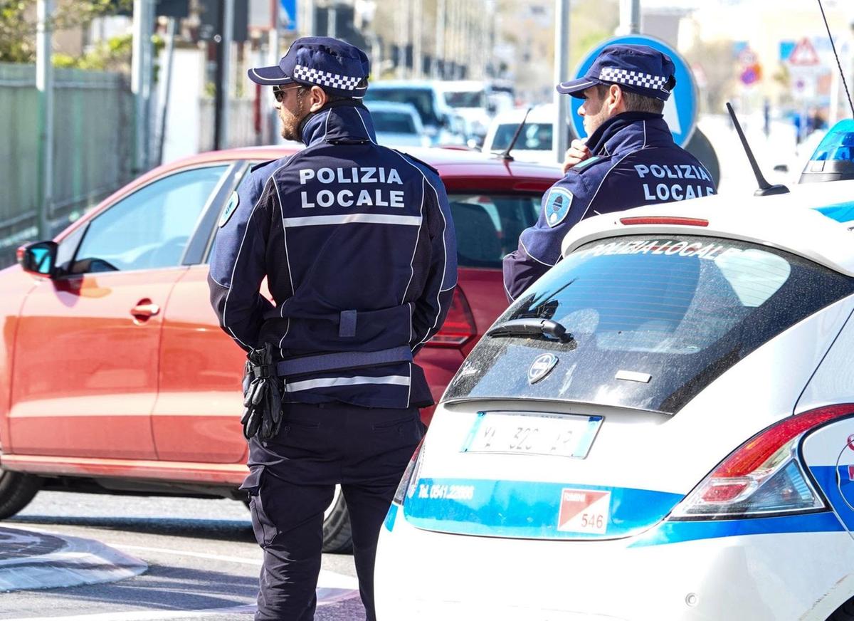 aggredisce gli agenti e si denuda, atterrato con lo spray urticante