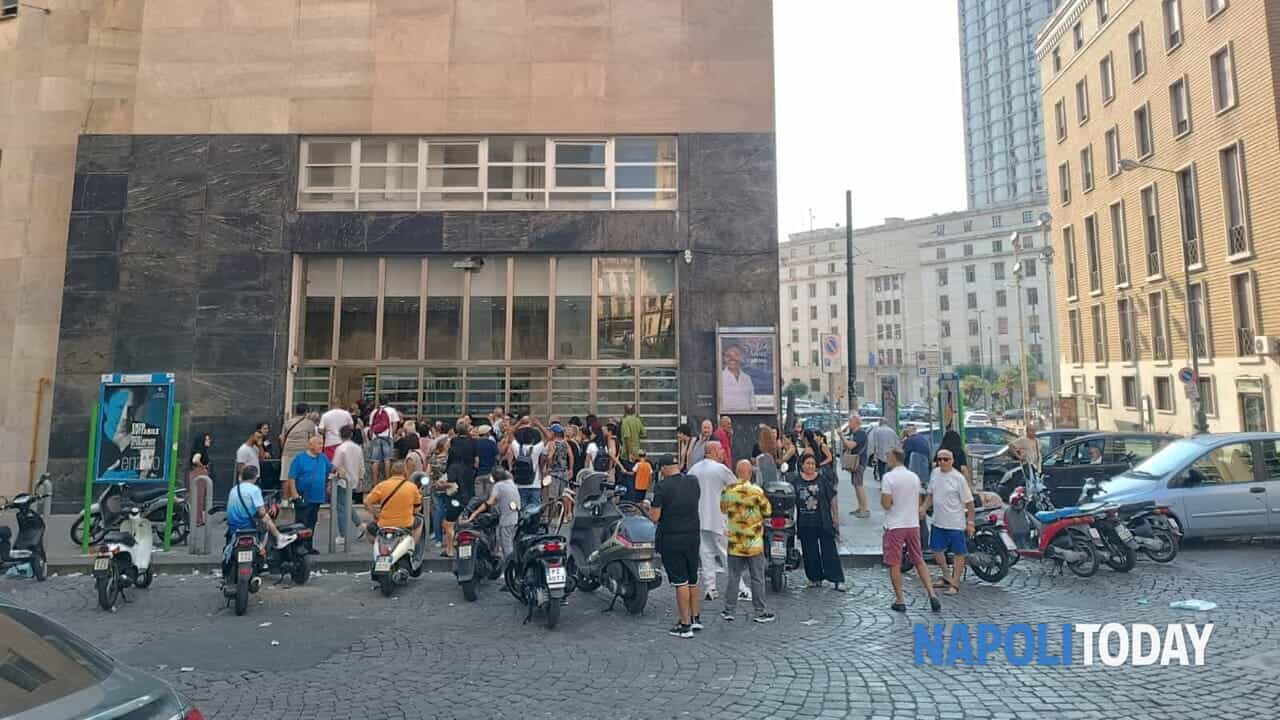 gente in fila dall'alba, diversi i malori