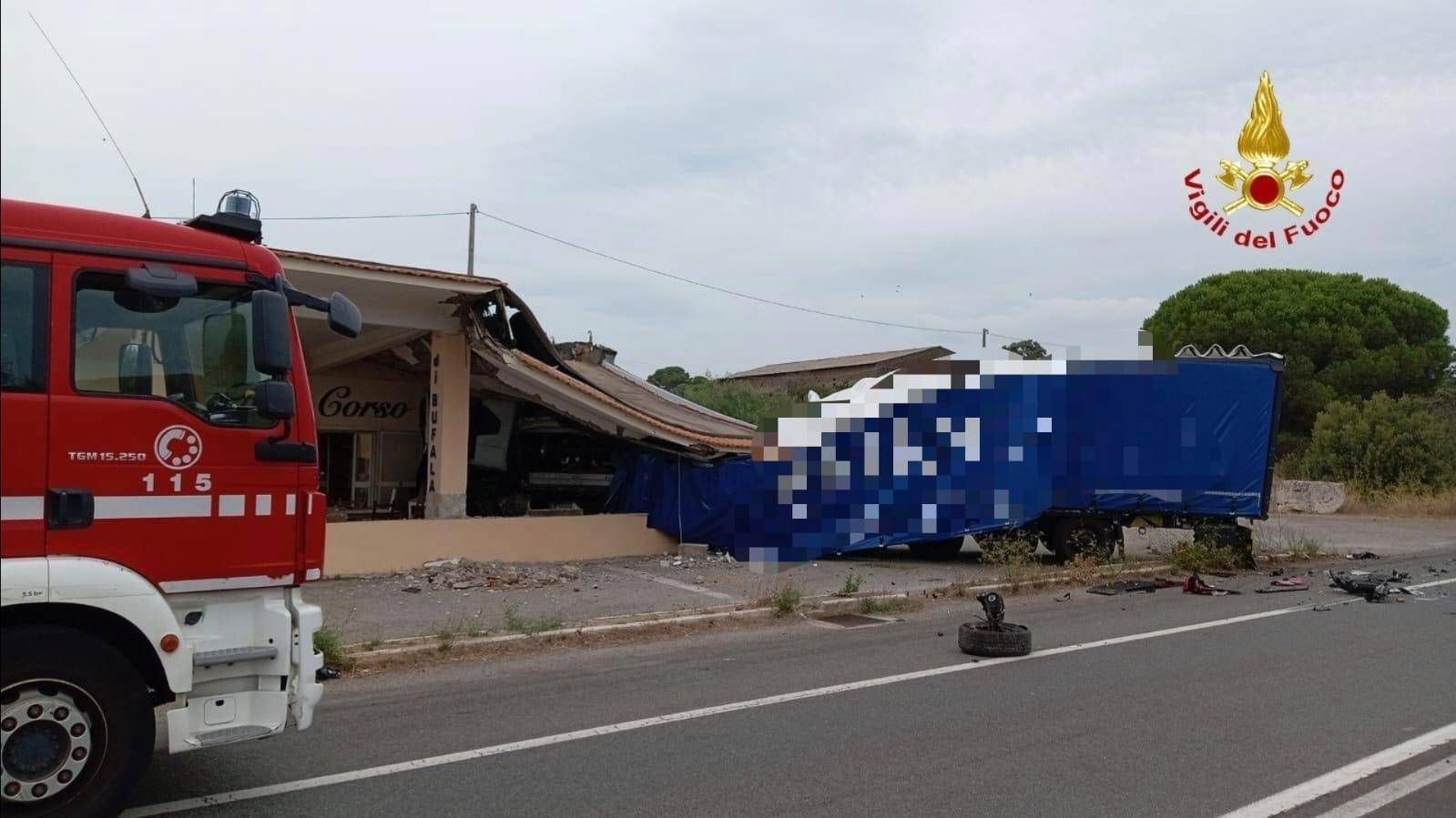Tir sfonda un caseificio dopo lo scontro con un'auto: un morto e due feriti a Capalbio - Adnkronos