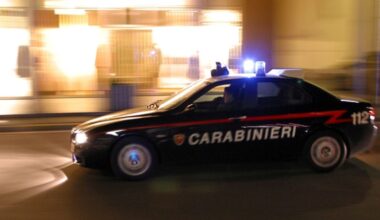 auto non si ferma all'alt dei carabinieri, distrugge il casello e fa un incidente
