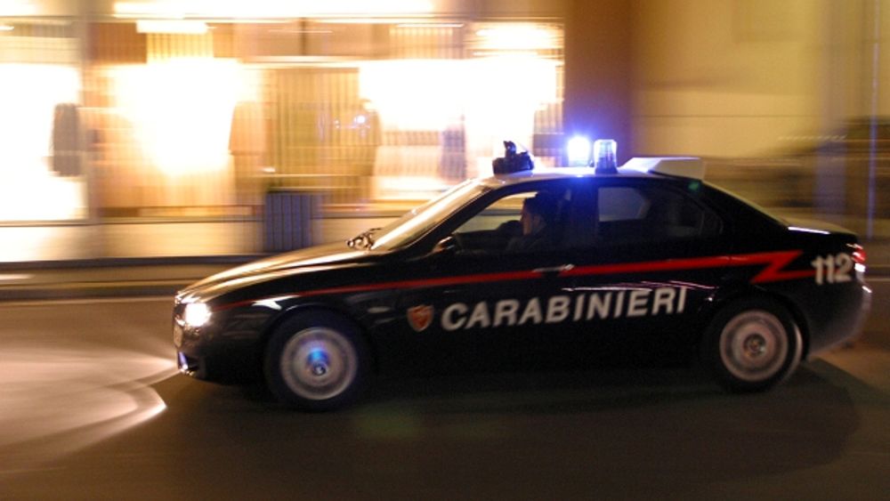 auto non si ferma all'alt dei carabinieri, distrugge il casello e fa un incidente