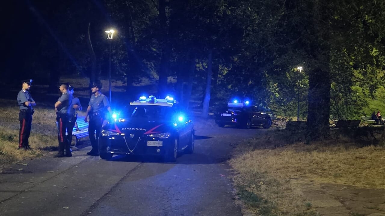 un uomo rapina, violenta e sequestra due ragazzine minorenni