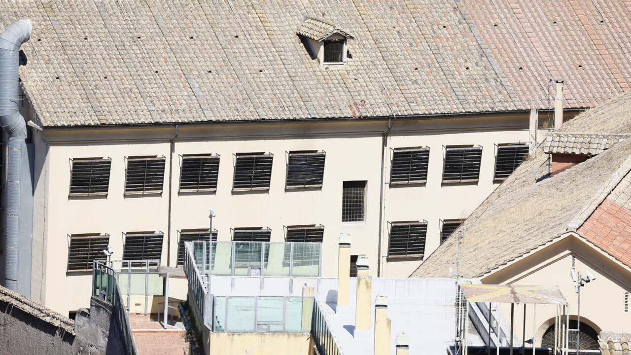 detenuti appiccano incendi e aggrediscono gli agenti di polizia
