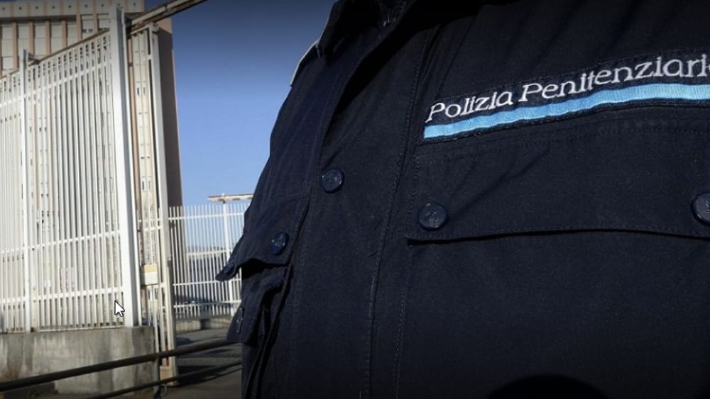 agente della penitenziaria salva la vita a un detenuto