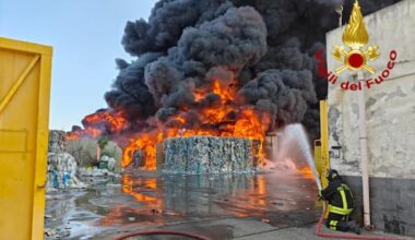 A fuoco centro di stoccaggio a Catania, nube nera sull'area