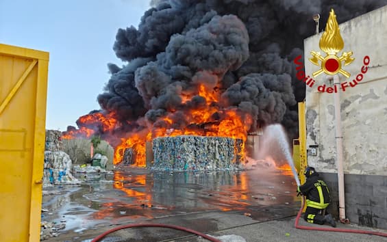 A fuoco centro di stoccaggio a Catania, nube nera sull'area