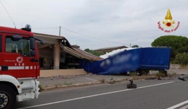 Incidente sull'Aurelia, tir colpisce auto e finisce contro un caseificio: morto 59enne romano