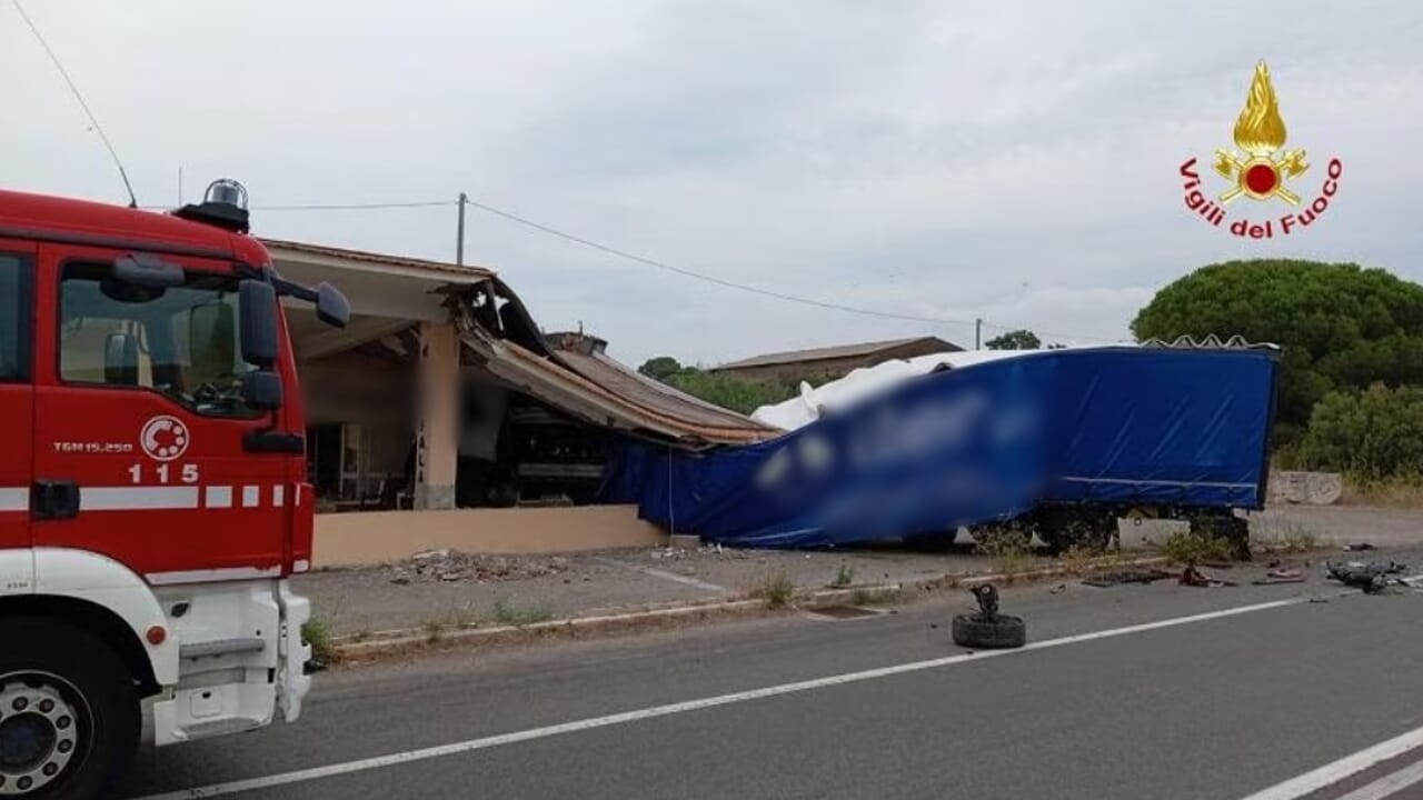 Incidente sull'Aurelia, tir colpisce auto e finisce contro un caseificio: morto 59enne romano