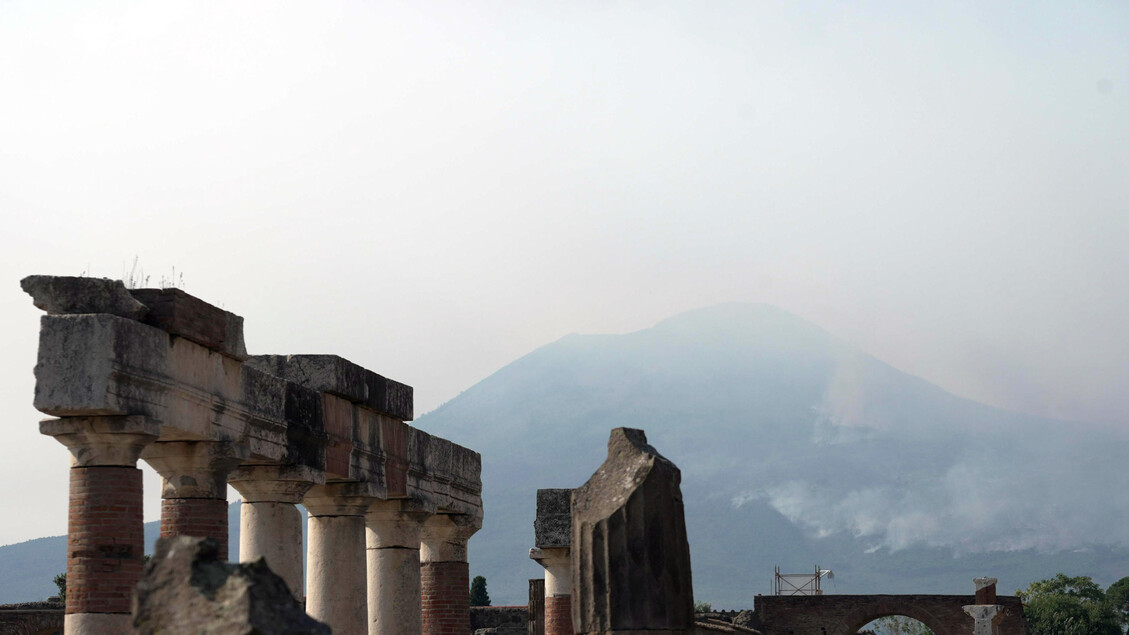 Incendio sul Vesuvio, Musumeci decreta la mobilitazione nazionale - Notizie