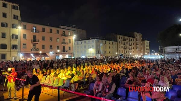 Centinaia di persone alla presentazione del Livorno in piazza del Luogo Pio