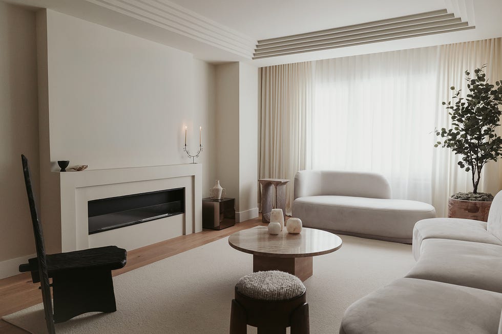 una casa con decoracion relajante en blanco, madera y negro de sudweek