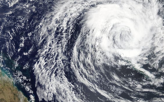 UK, allarme per la tempesta Floris: venti forti e onde di 8 metri