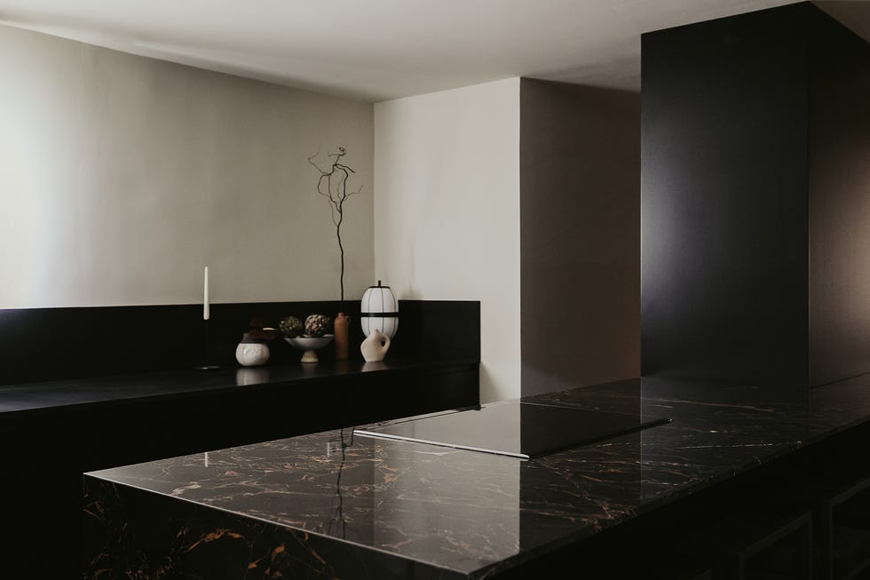 una casa con decoracion relajante en blanco, madera y negro de sudweek