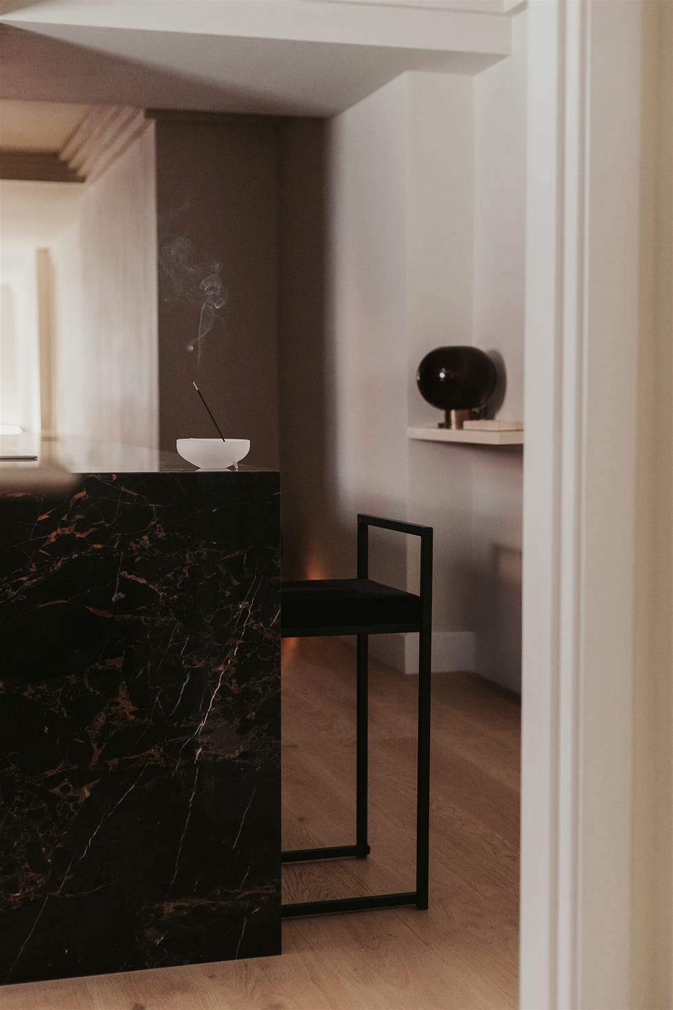 una casa con decoracion relajante en blanco, madera y negro de sudweek