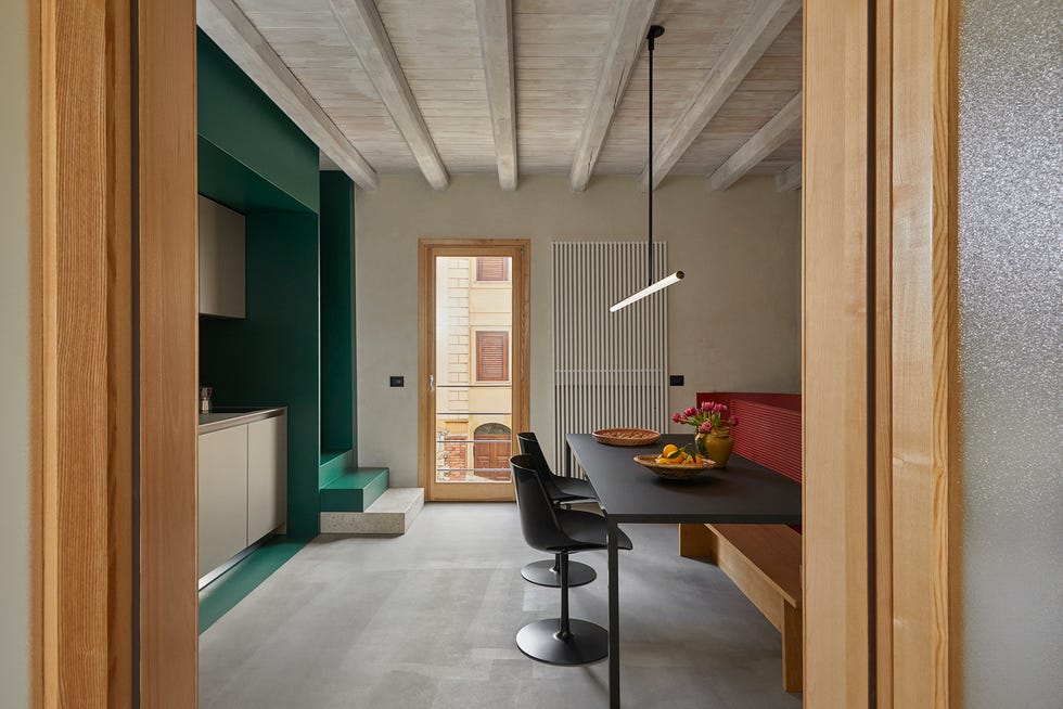 una casa por un euro en italia reformada con paredes en colores del estudio didea