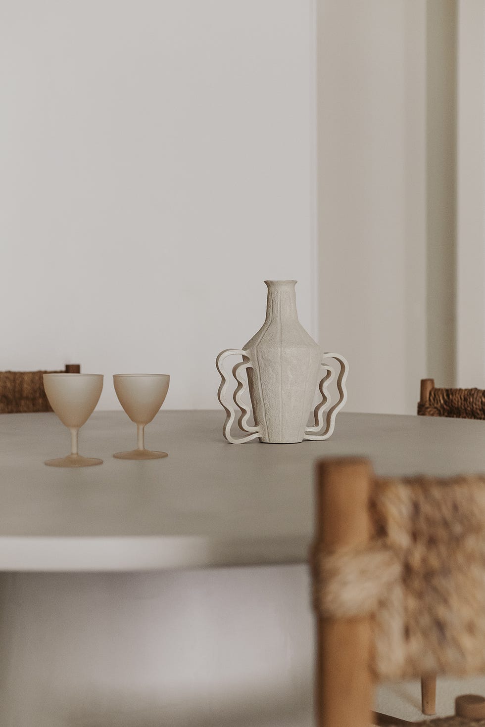 una casa con decoracion relajante en blanco, madera y negro de sudweek