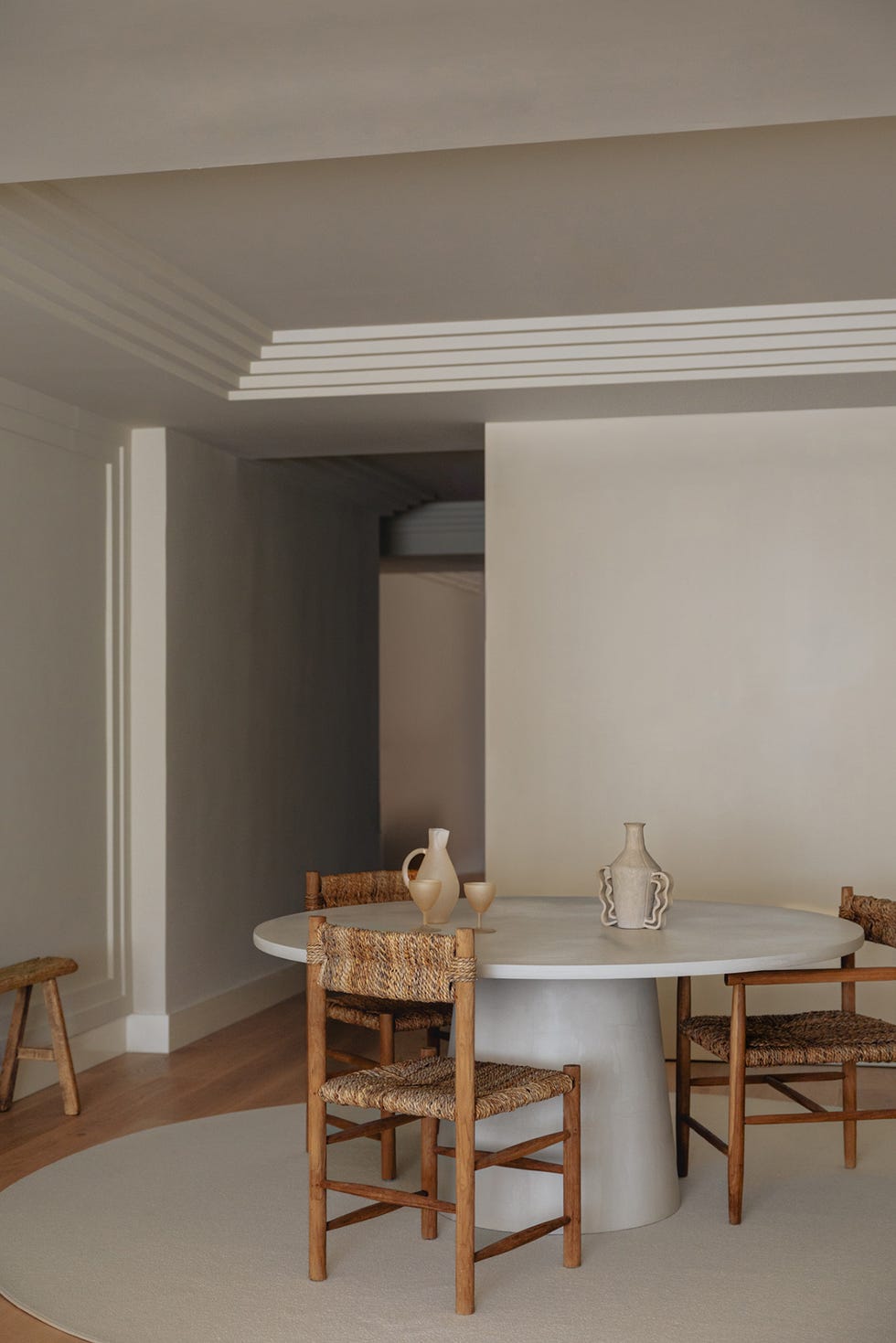 una casa con decoracion relajante en blanco, madera y negro de sudweek