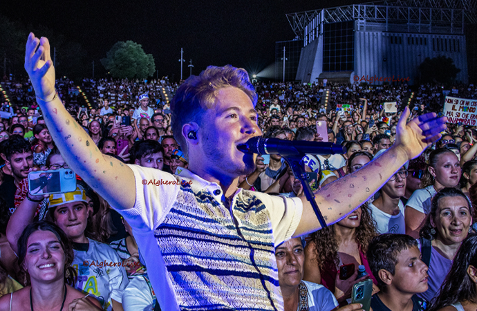 Successo ad Alghero per Alfa: “Il concerto più bello di tutta l’estate, siamo più di 4000”
