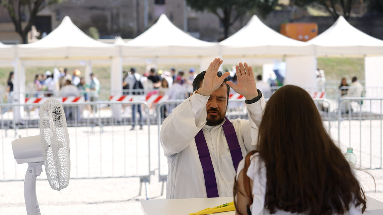 Giubileo dei Giovani, in migliaia si sono confessati al Circo Massimo tra balli e nebulizzatori