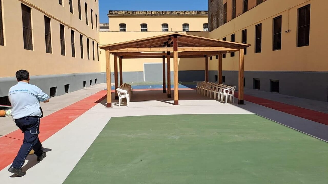 Zona relax, area conviviale, campetto e palestra per i detenuti di Poggioreale
