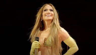 Cosa è successo a Jennifer Lopez? La gonna si sfila e lei resta solo in mutande