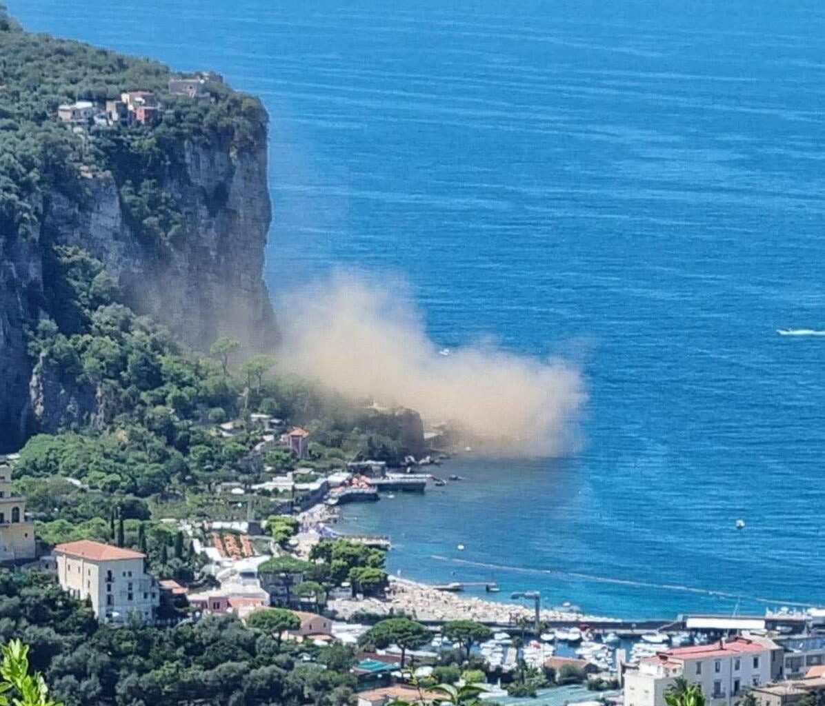 Paura a Vico Equense, crolla costone: bagnanti in fuga
