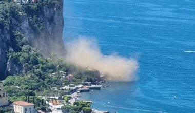 Paura a Vico Equense, crolla costone: bagnanti in fuga